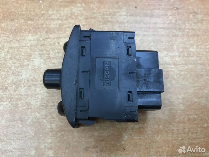 Блок управления зеркалами Nissan Bluebird U13 с199