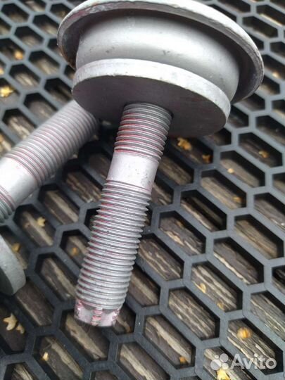 Болт крепления задней балки Toyota