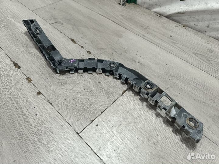 Крепление бампера заднее правое для Superb II