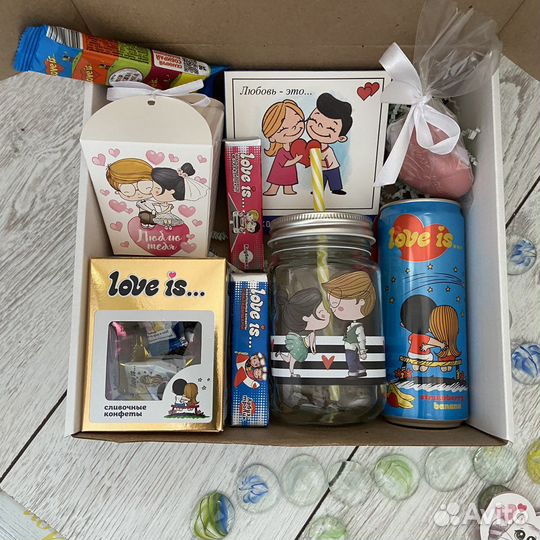 Подарок Love is девушке парню