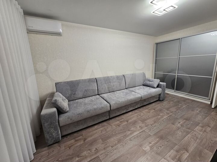 2-к. квартира, 54 м², 1/19 эт.