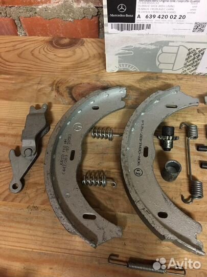 Колодки стояночного тормоза для Mercedes W639 ориг