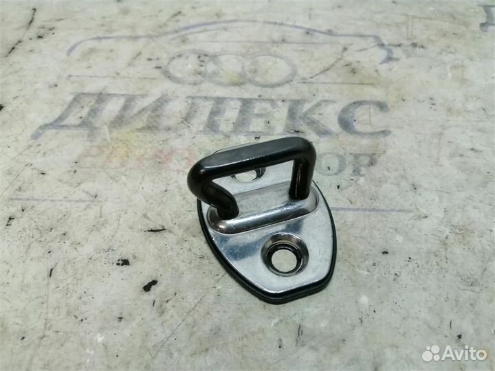 Ответная часть замка двери VW Tiguan 2007-2011