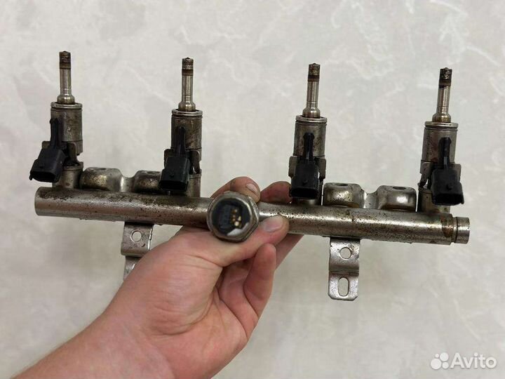 Топливная рампа с форсунками на мотор ep6