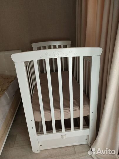 Кроватка с маятником и матрасом