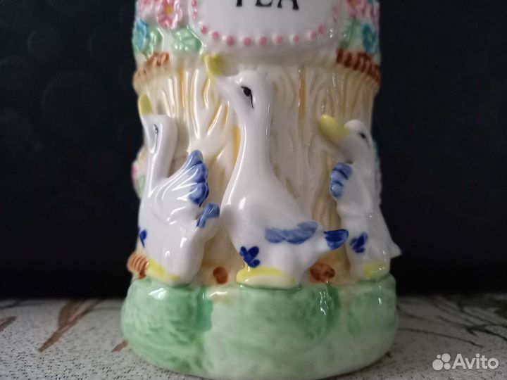 Фарфоровые банки с фигурками гусей
