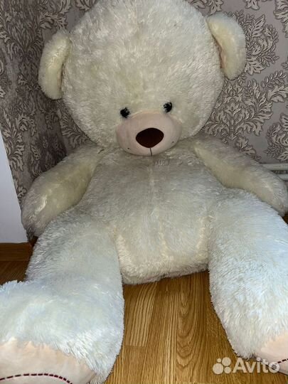 Большой плюшевый медведь
