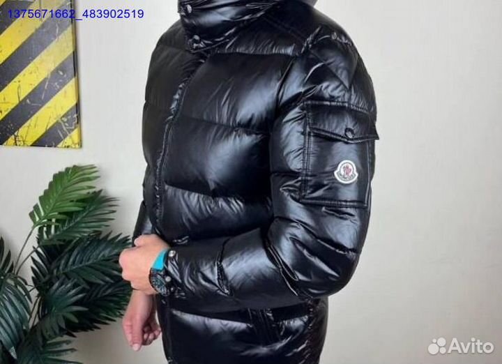 Ультрамодный глянцевый пуховик от Moncler