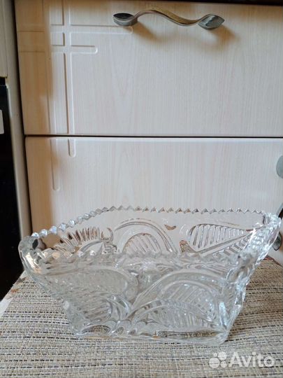 Хрустальные вазы и рюмки