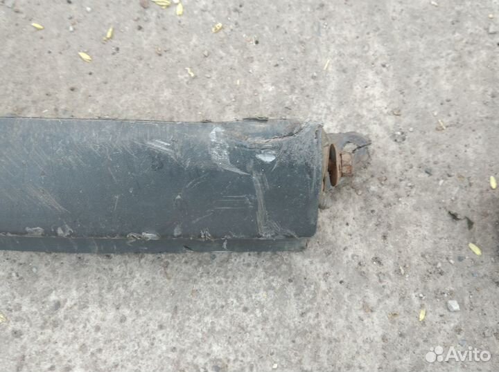 Спойлер переднего бампера Toyota Avensis ll