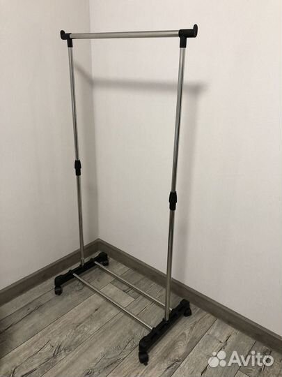 Вешалка напольная на колесиках