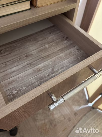 Маникюрный стол со встроенным пылесосом