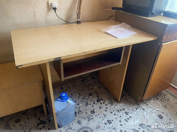 Стол кухонный