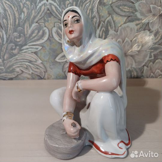 Статуэтка Индианка с жерновами