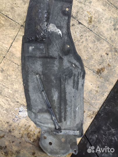 Подкрылок передний правый Toyota Rav4