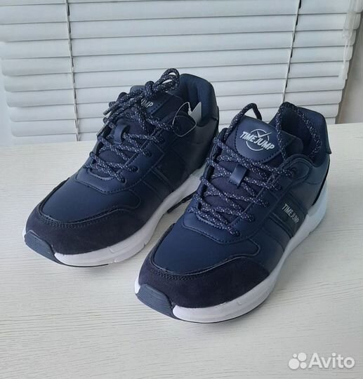Новые кроссовки р. 38-39