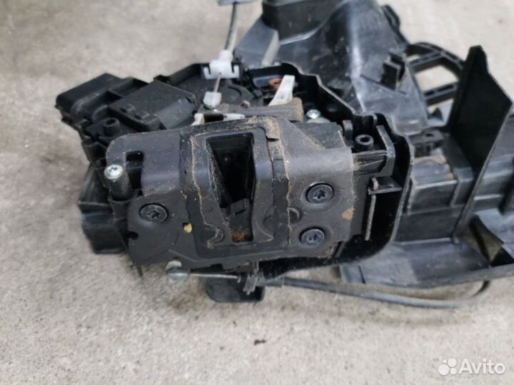 Замок боковой двери передний правый Ford Focus 2