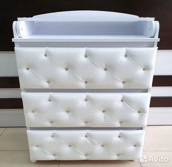 Круглая кроватка с экокожей и короной маятник