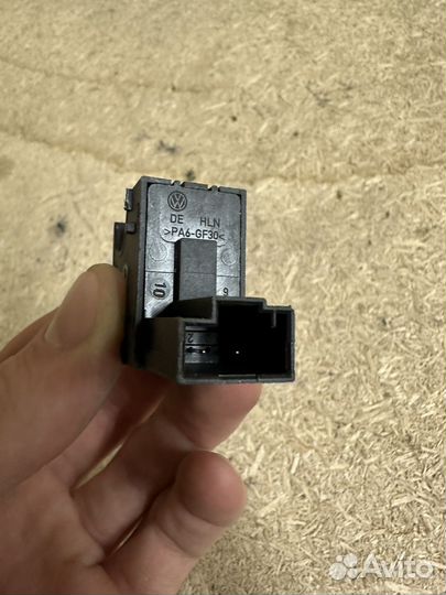 Кнопка багажника Фольксваген Поло 5