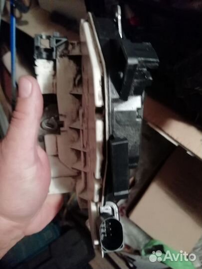 Замок двери задний левый для автомашины Volkswagen