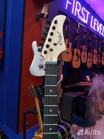 Электро гитара полностью чёрная страт Рокет