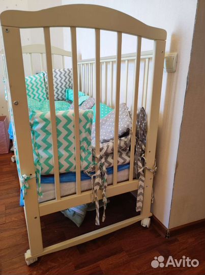 Детская кроватка с маятником