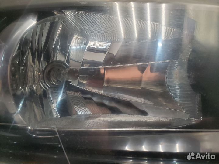 VW Polo Sedan Фара правая