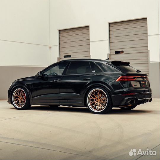 Кованые диски GT Forged R22 5x112 на Audi RSQ8