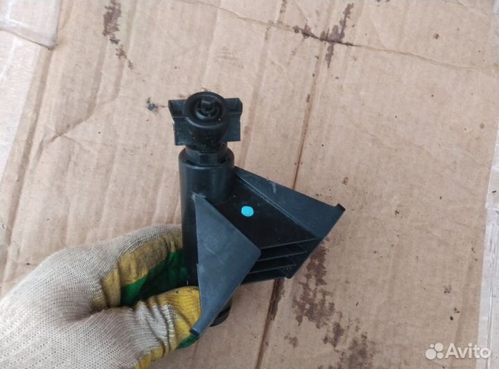 Форсунка омывателя фар правая Kia Sorento Prime