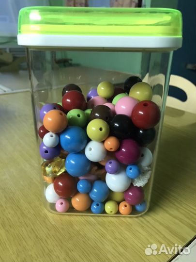 Бусы разных цветов и размеров