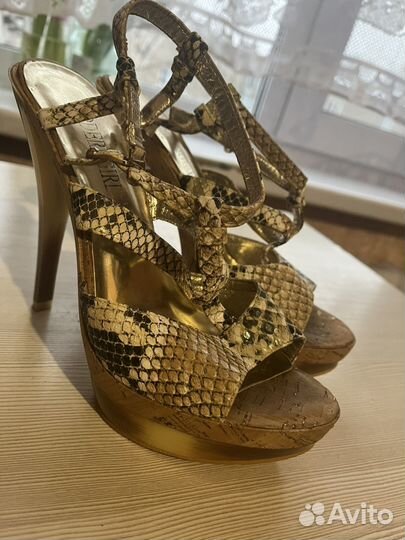 Босоножки женские