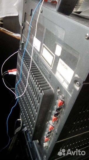 Качает огромные колонки-за ним. Сабы есть