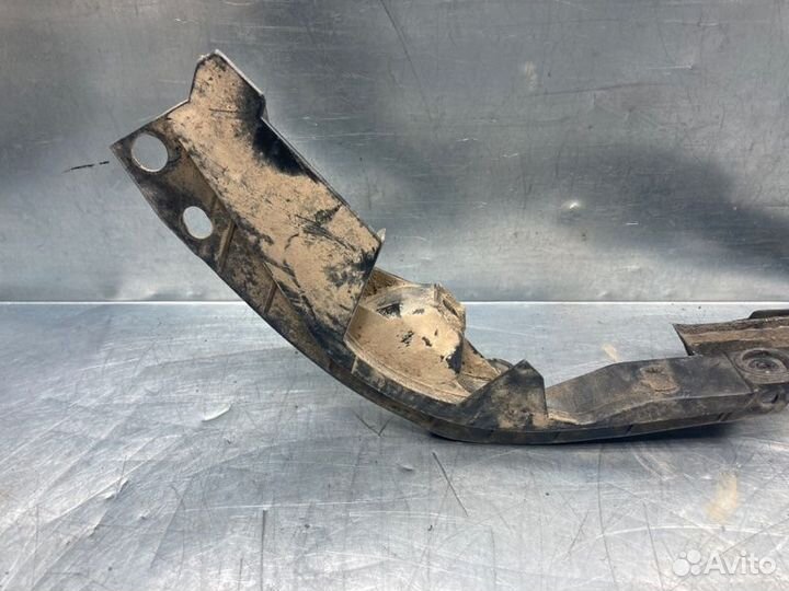 Направляющая заднего бампера правая Volkswagen