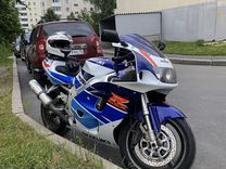 Живой редкий мотоцикл suzuki GSX-R 750