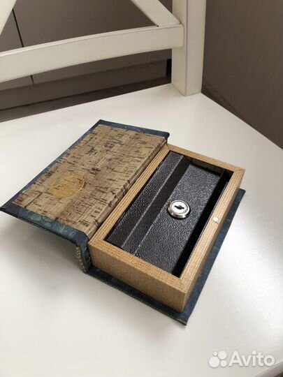 Шкатулка-сейф в виде книги