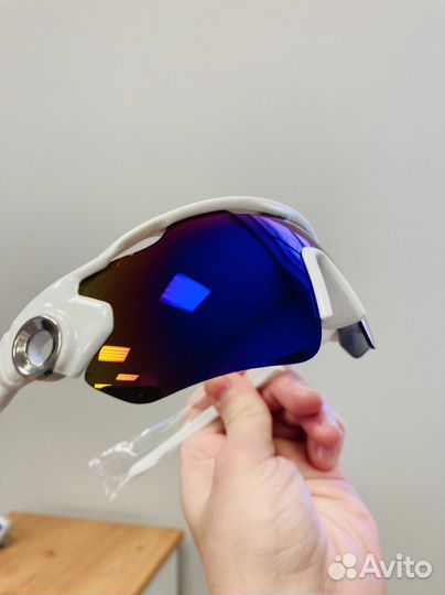 Спортивные солнцезащитные очки белые