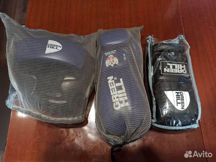 Боксерские перчатки, шлем, снарядки green hill