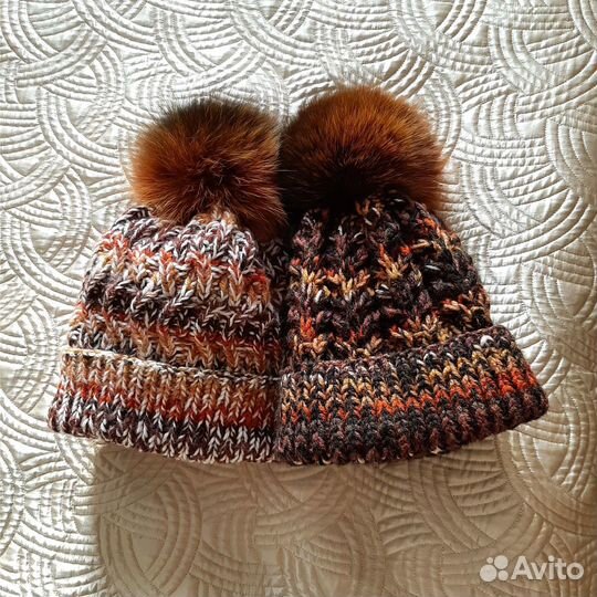 Вязанная шапка с меховым бомбоном