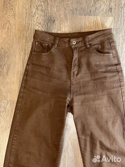 Коричневые прямые джинсы