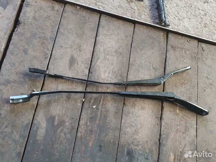 Поводок дворника Peugeot 308