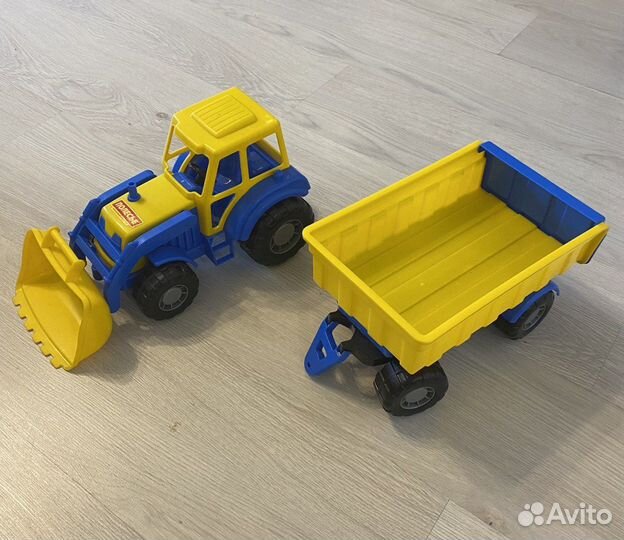 Игрушечный трактор