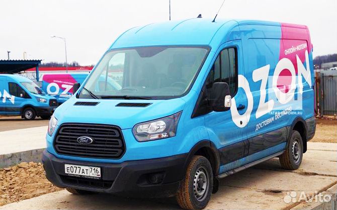 Водитель на авто компании Ford Transit