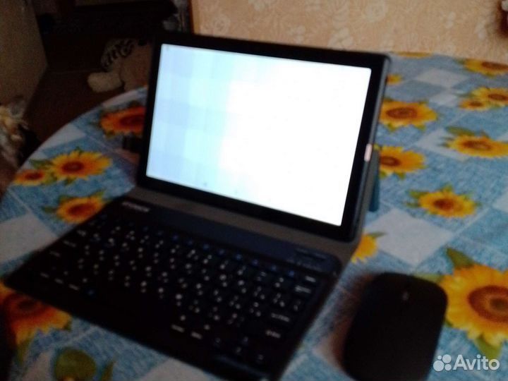 Планшет с клавиатурой Atouch