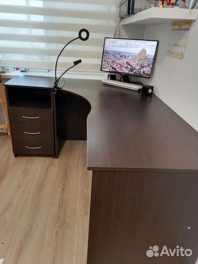 Компьютерный стол с тумбочкой