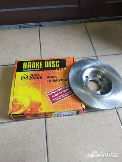 Передние тормозные диски не вентилируемые Логан