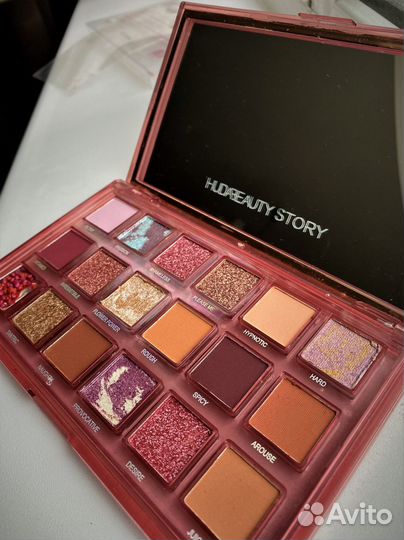 Палетка теней Huda Beauty Naughty