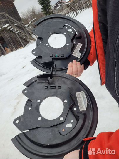 Пыльник заднего тормозного диска