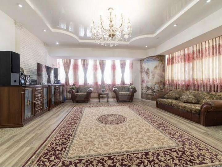 Коттедж 383 м² на участке 12 сот.