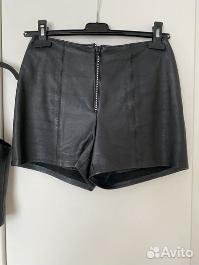 Костюм с шортами из натуральной кожи