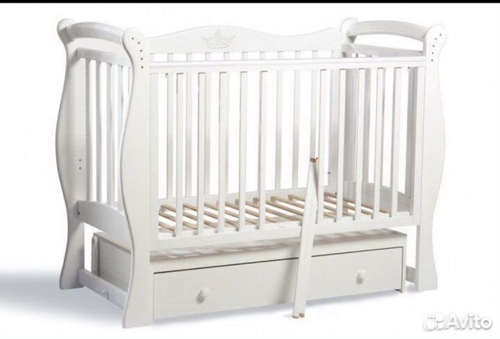 Детская кроватка с маятником